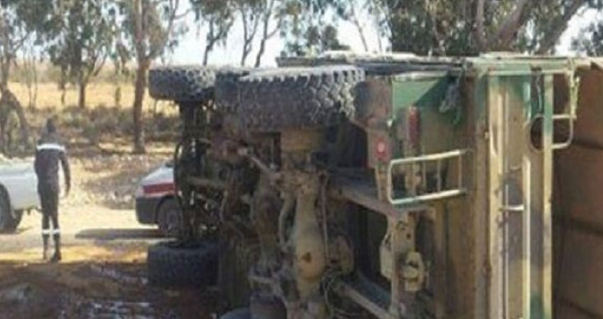 اصابة عسكريين في انزلاق شاحنة عسكرية على مستوى جبل النحلي