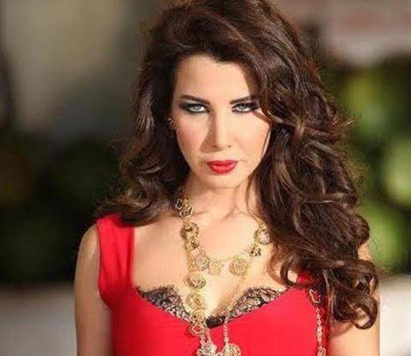 بالصور: صور نانسي عجرم تطلب تعديلاً في فستانها لتجلب الأنظار باطلالة مثيرة	