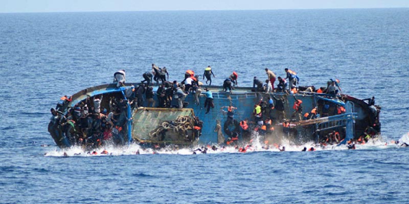 Les proches des victimes de la collision d’un bateau de migrants avec un navire de guerre manifestent à Kebili