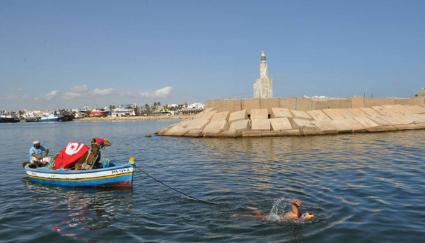 En photo : À la nage, Nejib Belhedi réussit à tirer une charge d'une tonne et demi
