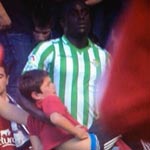 En vidéo : La tribune s’effondre, un joueur porte secours à un enfant