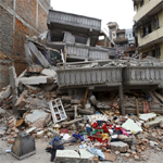 العثور على رجل يبلغ أكثر من مائة عام حيا تحت أنقاض زلزال النيبال