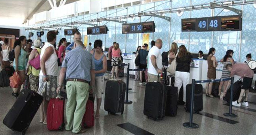 إيقاف عاملين بمطار النفيضة بتهمة سرقة أمتعة المسافرين