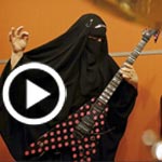 En vidéo : Une femme niqabée guitariste d’un groupe de death metal….