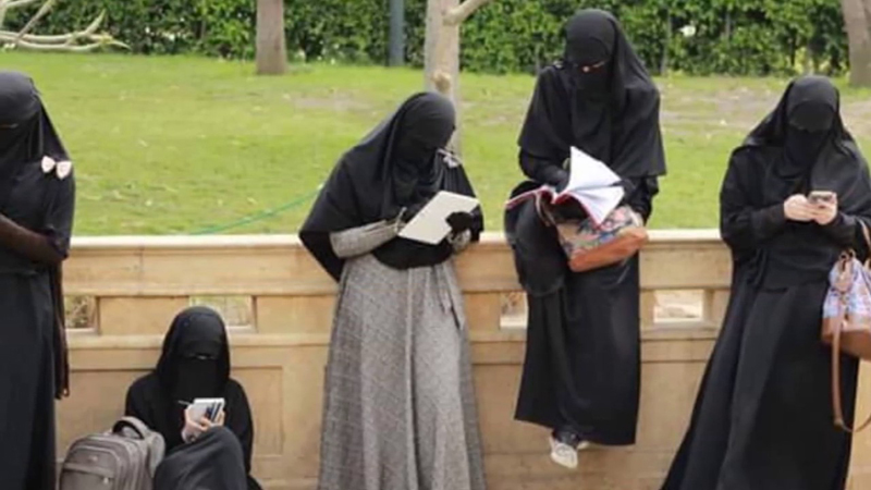 بن سلمان: المرأة السعودية غير مجبرة على ارتداء غطاء رأس أوعباءة سوداء