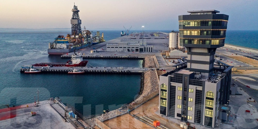 عمان: استهداف ميناء الدقم التجاري بمسيّرات