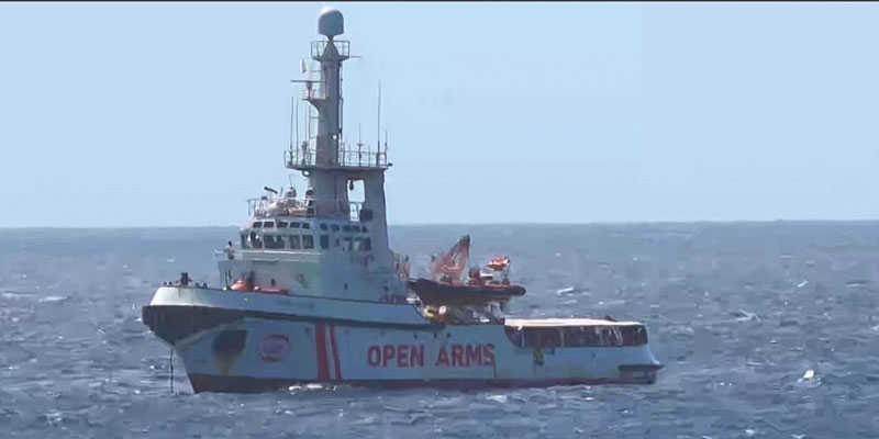 Le navire Open Arms bloqué face à Lampedusa, malgré un accord de l'UE