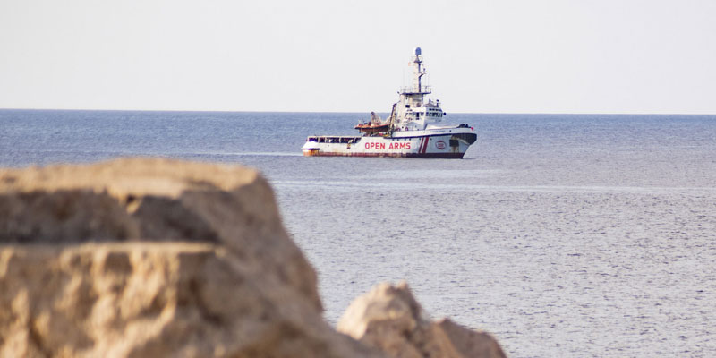 Open Arms, des migrants désespérés se jettent à l'eau