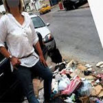 Une italienne proteste contre les ordures en se liant la main à un poteau à Djerba