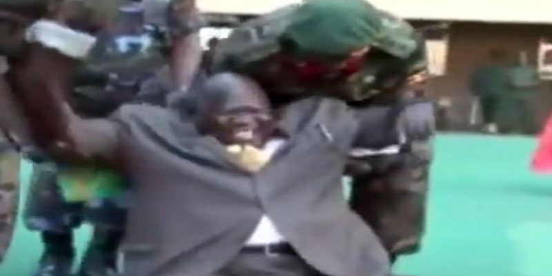 بالفيديو: وزير الرياضة الأوغندي يتعرض لموقف محرج عند ركله للكرة