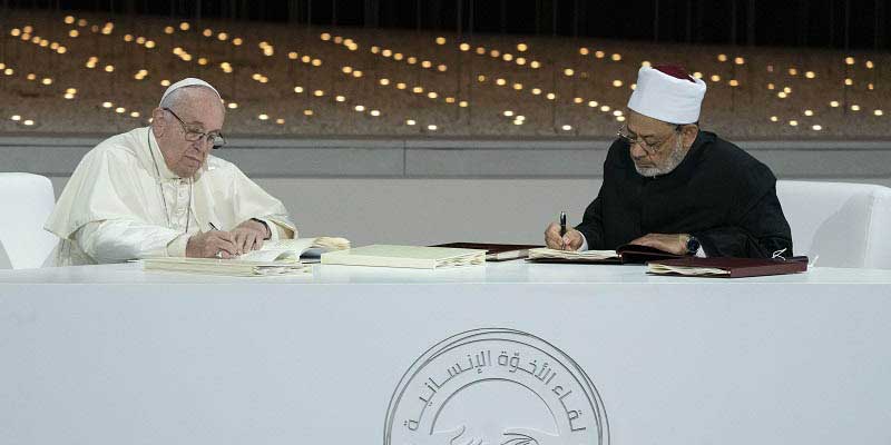 Le pape François et le grand imam d'Al Azhar signent une déclaration historique à Abu Dhabi pour promouvoir la paix et le vivre ensemble 