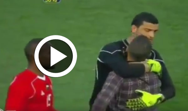 فيديو : خلال مباراة جمعت الجزائر بفلسطين، جزائري يقتحم الملعب لـعِناق لاعبي المنتخب الفلسطيني