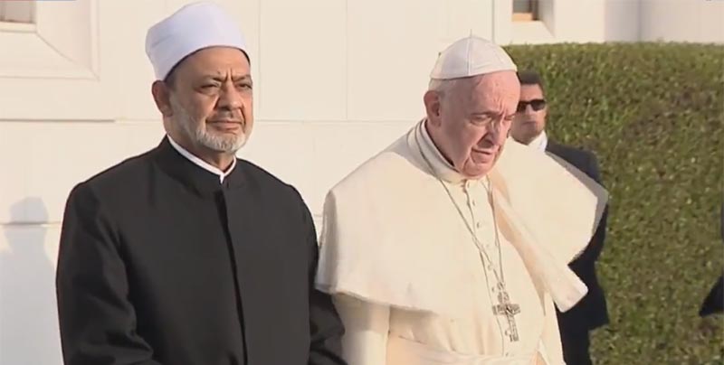 بالفيديو: لقاء بين البابا فرنسيس وشيخ الأزهر لأول مرة.