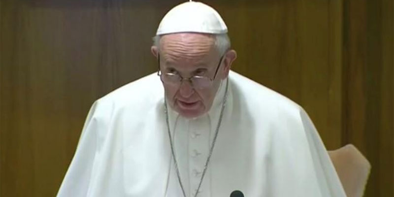 البابا يتعهد باتخاذ إجراء ات ''ملموسة '' لمكافحة استغلال القساوسة للأطفال جنسيا