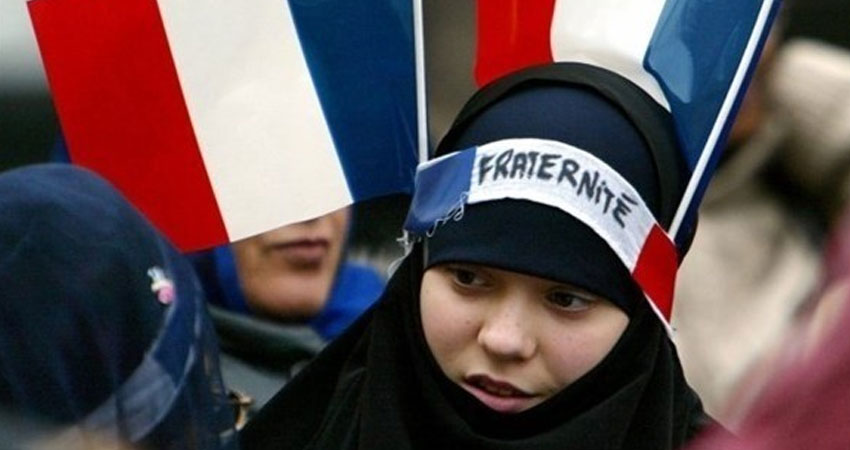 سحب الجنسية الفرنسية من جزائرية بعد رفضها مصافحة مسؤولين في حفل تجنيسها