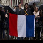 صور:هكذا كرّم الفرنسيون أرواح ضحايا هجمات باريس