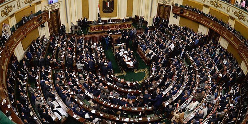 البرلمان المصري يقر قانونا لمصادرة أموال من يصنفهم القضاء كـإرهابيين