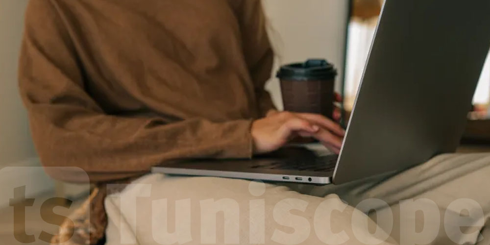 تحطّ اللابتوب على ساقيك؟ تنجم تضرّ صحتك من غير ما تحسّ