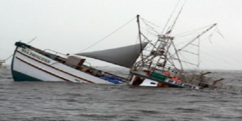  إنقاذ 11 بحارا تونسيا من الغرق بعد أن صدمت مركبهم باخرة تجارية