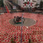 Photo du jour : Un rond point couvert de tapis pour recevoir Hollande au Maroc