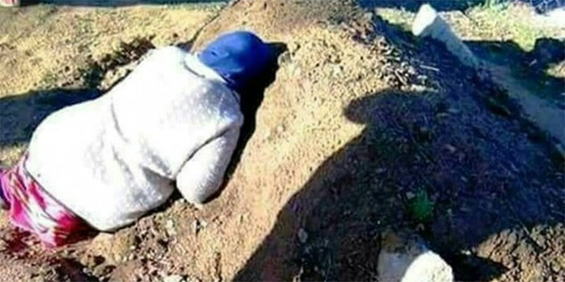 بعد حادث تحطم الطائرةالعسكرية، صورة مؤثرة لأم جزائرية تحتضن قبر ابنها 