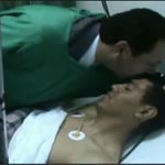 Photo du jour : Lotfi Ben Jeddou embrasse sur le front un agent blessé à Jebel Chaambi