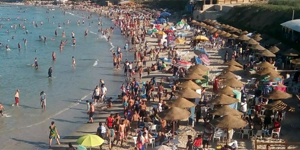 En photos : Quand la plage d’Ain Mestir devient surpeuplée