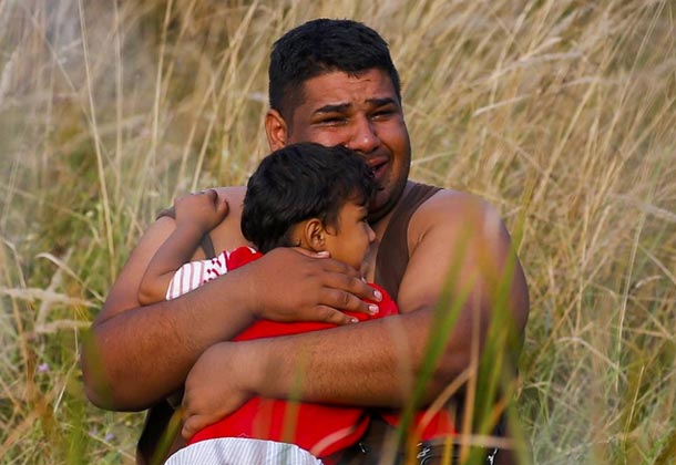 En photo : Bloqués lui et son fils à la frontière hongroise, un migrant fond en larmes