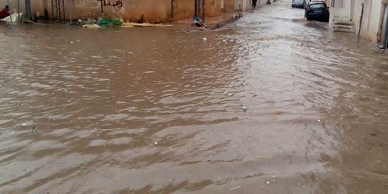 Pluies à Sfax, les agents de la protection civile interviennent
