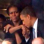 En-Photo : Obama fait le baise-main à Michelle dans les tribunes de Soweto