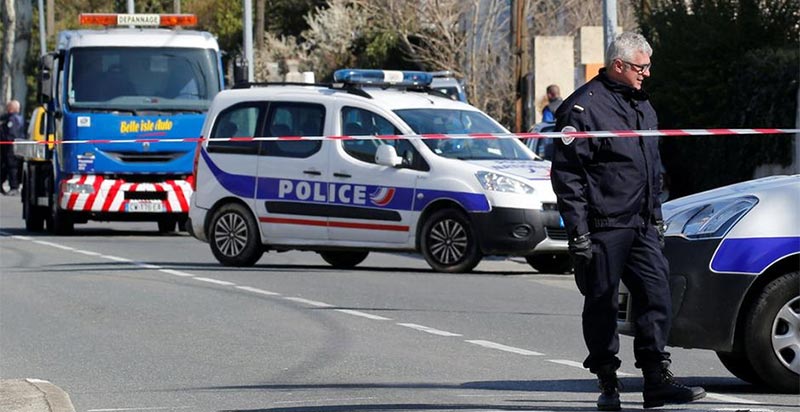 فرنسا: وفاة شرطي حل محل رهينة خلال الهجوم الإرهابي