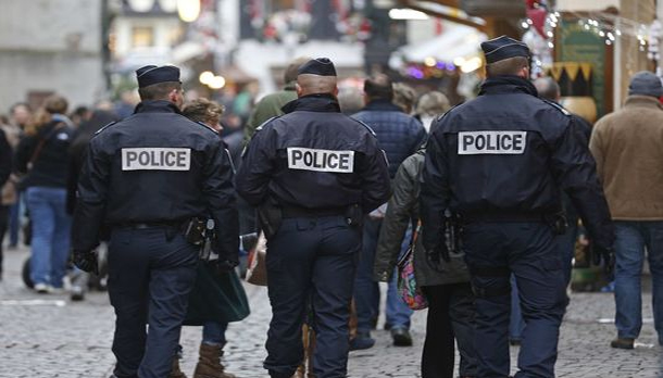 فرنسا: سائق السيارة في واقعة الشانزليزيه كان مسلحا ويرجح مقتله