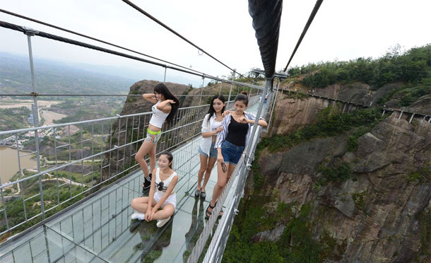 Le « Pont des Héros », pont de verre le plus long au monde, suspendu à 183 m, est chinois