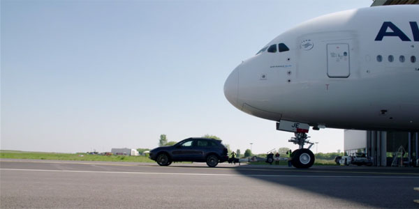 En vidéo : Quand un Porsche Cayenne tracte un Airbus A380
