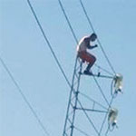 Il grimpe sur un poteau, menace de se suicider si on ne lui donne pas 100 000 DT et…