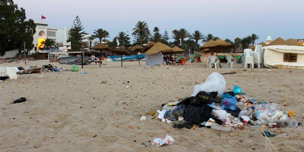 En photos : La plage de Hammamet envahie par les ordures