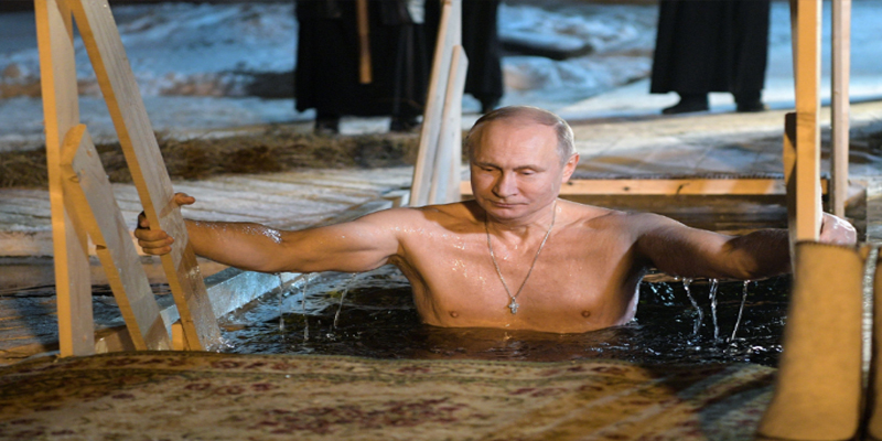 فلاديمير بوتين يغطس في بحيرة متجمدة احتفالا بعيد الغطاس