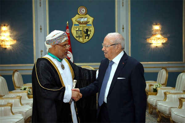 بمناسبة إنتهاء مهامه، السّبسي يمنح سفير سلطنة عمان بتونس الصنف الأول من وسام الجمهورية