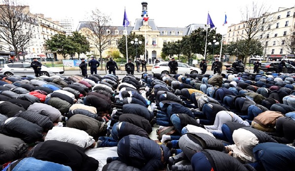 Une manifestation contre les prières de rue en France