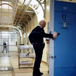 Amnistié, il tente de tuer une vielle femme et lui vole son argent et ses bijoux