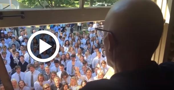 Vidéo du jour : 400 étudiants chantent sous la fenêtre de leur professeur malade