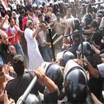 Les pro-Moubarak scandaient devant le tribunal : On ne t'abandonnera pas !!! 
