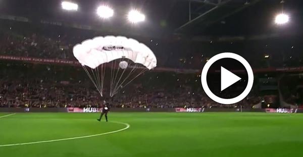 En vidéo : Le ballon du match entre l'Ajax Amsterdam et le PSV Eindhoven arrive en parachute