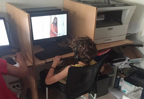 صورة اليوم: طفل يتابع مسلسل ‘أولاد’ مفيدة بمقابل في قاعة ألعاب