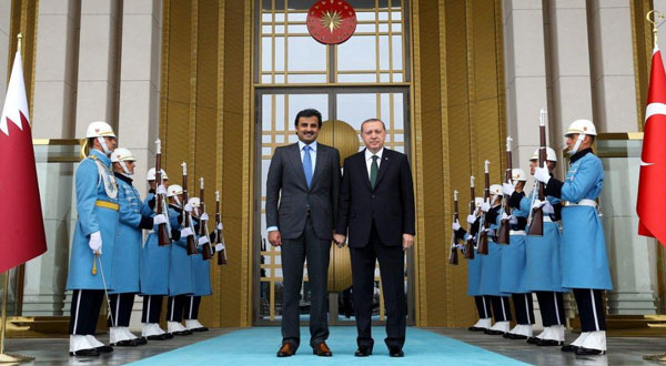 أمير قطر يزور تركيا في أول جولة خارجية منذ الحصار