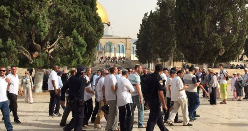 عشرات المستوطنين يقتحمون المسجد الأقصى بحماية من شرطة الاحتلال 