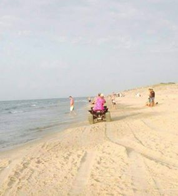 En photo-Chat Mami : Les quads continuent à circuler sur les plages....