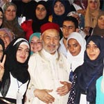 Le leader d'Ennahdha, Rached Ghannouchi, entouré de femmes 