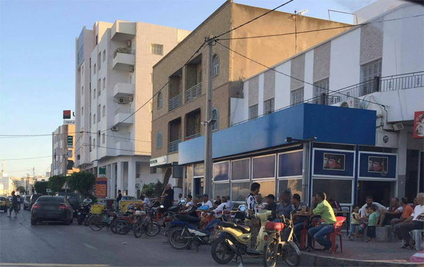 En photo : Ils s’installent dans des cafés avant la rupture du jeûne 