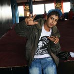 A 17 ans, il chante déjà l'enfer!